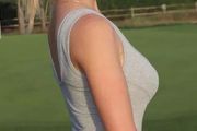 打高爾夫球的妹子，超高顏值+沙漏身材，女生看了都要流口水！