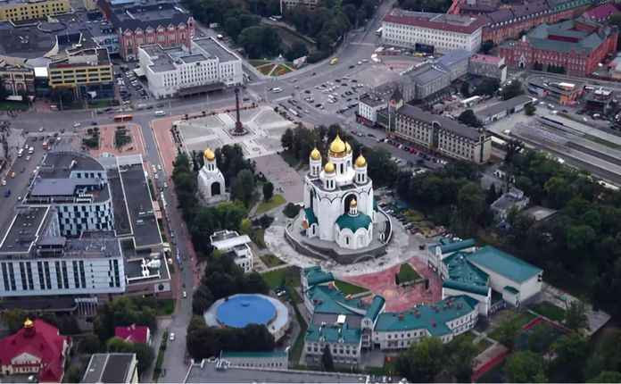 全盤俄化的加里寧格勒，市中心的東正教教堂非常顯眼，廣場上矗立著衛國戰爭紀念碑