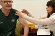 澳洲總理接種新冠疫苗，未戴口罩遭批判！網友：請以身作則