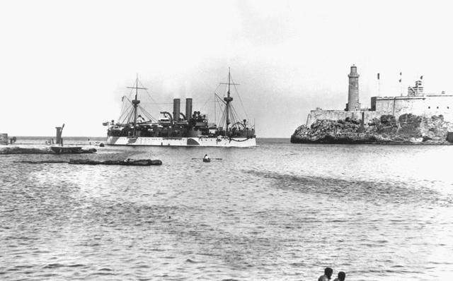 緬因號駛入哈瓦那港，該船爆炸成為美西戰爭導火線
