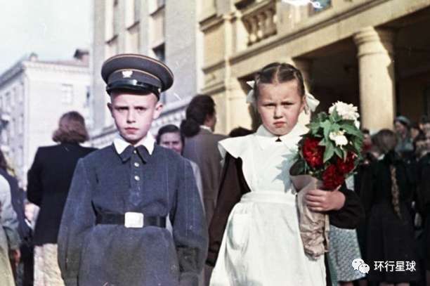 1954年，兩個俄羅斯孩子走在街上