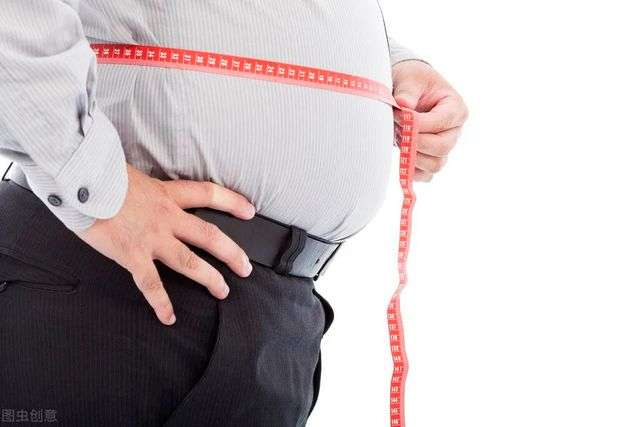 腰腹贅肉堆積，是體脂率超標的表現