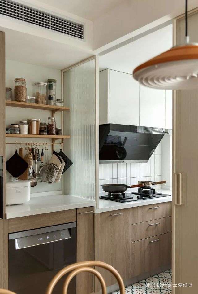 把櫥櫃延伸至餐廳區域，容納下屋主所需的洗碗機和蒸烤箱