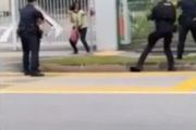 新加坡老婦學校外揮刀自殘，被電擊槍制伏逮捕，明天將控上法庭