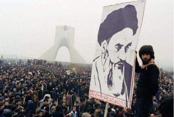 反國王運動中高舉霍梅尼畫像的伊朗群眾