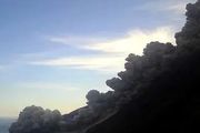 西西里火山噴發!遊客非但不逃,還全忙著欣賞&#8221;熔岩入海&#8221;!