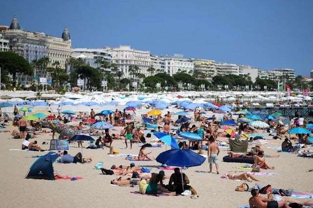 人們在法國戛納海邊消暑（圖片來源：新華社）。