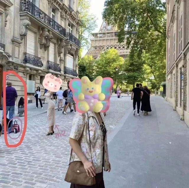 6月12日，一名中國博主在社交媒體上分享了她在巴黎埃菲爾鐵塔旁被盜走包包的經歷該網友稱，她來到巴黎的