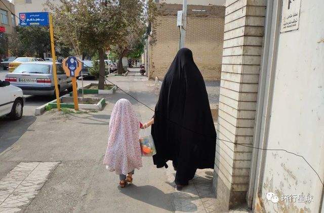 伊朗的小城市裡，頭巾從娃娃抓起