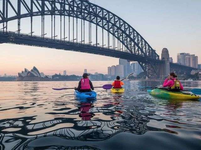 在雪梨（悉尼）海港大橋下划艇
