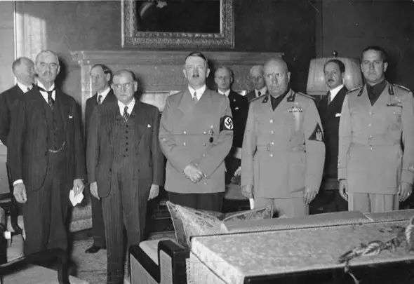 慕尼黑協定，英法在捷克斯洛伐克代表缺席的情況下把蘇臺德劃給德國