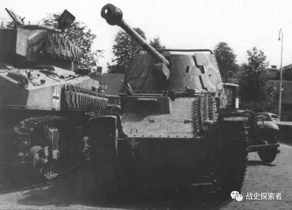 國防軍第346裝甲殲擊車營3連的那輛換過制退器的「螢火蟲」坦克，後被盟軍送至荷蘭城市烏德勒支進行集中