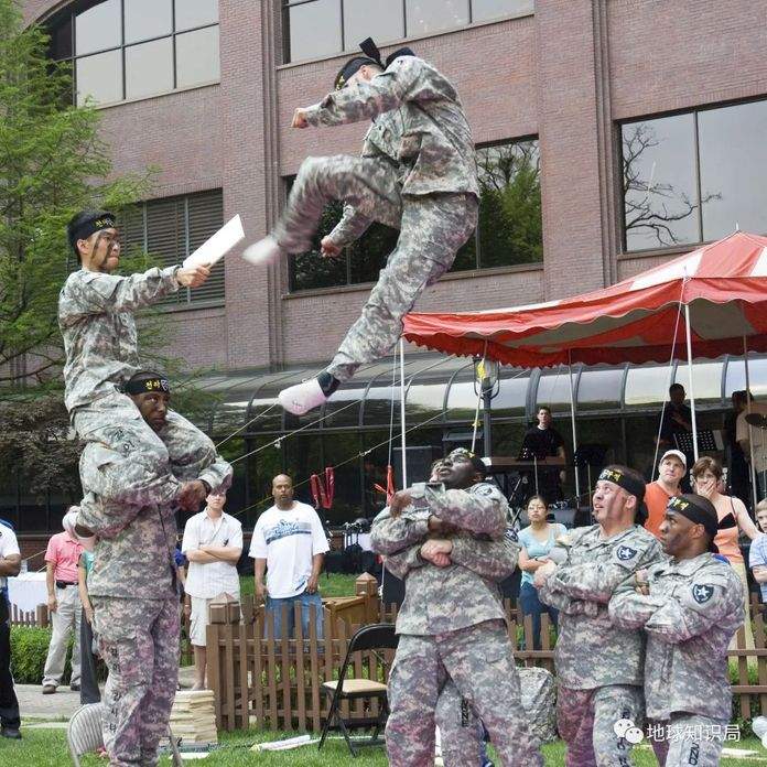 （駐韓美軍表演跆拳道飛踢，圖：Flickr）