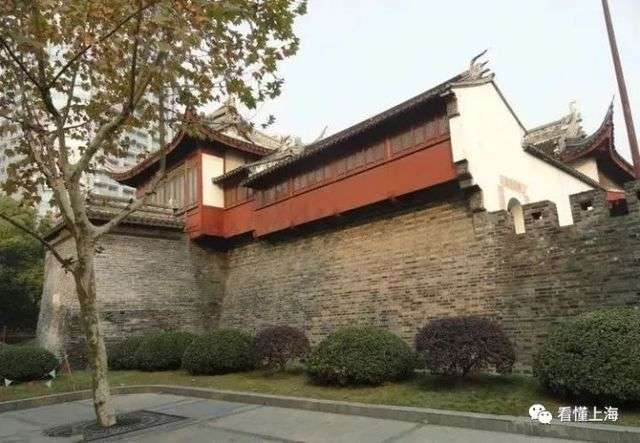 人民路上的上海古城牆與大境閣