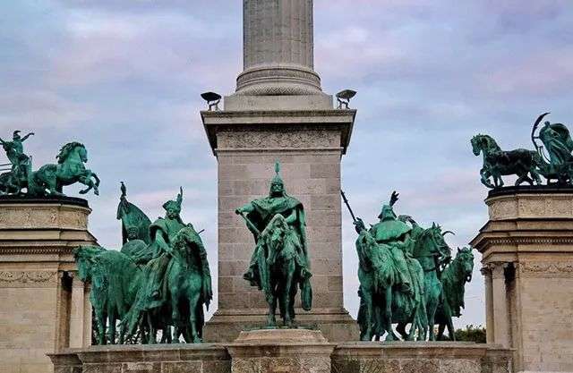 匈牙利首都布達佩斯英雄廣場的遊牧祖先群雕