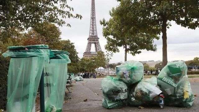 巴黎城市衛生常遭詬病，圖為巴黎街頭的垃圾（法新社圖）