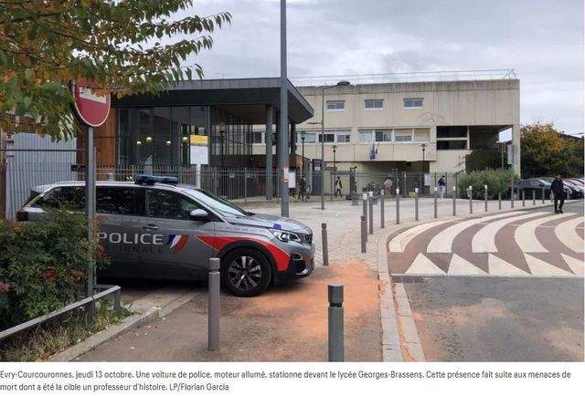 一輛警車在涉事高中門口巡邏（巴黎人報報道截圖）