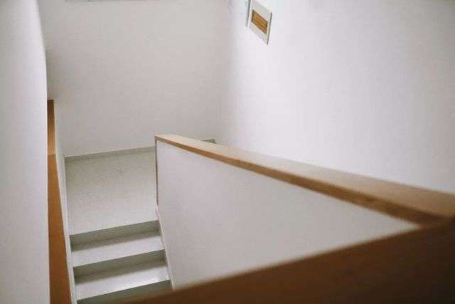 樓梯間的地面貼瓷磚，方便日常清潔