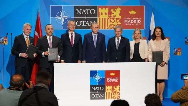 6月30日馬德里北約峰會上，土耳其總統埃爾多安與芬蘭總統尼尼斯托和瑞典首相安德松在西班牙首都馬德里參