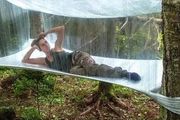 外國妹子用保鮮膜搭了一個透明帳篷，這就是露營天花板吧