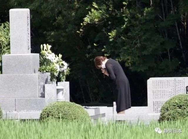 8月1日，安倍夫人在山口縣參拜安倍家墓園