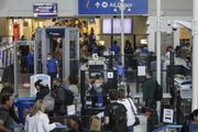 洛杉磯國際機場爆發群體性感染，超過400例新冠確診病例，航班停飛，乘客行程打亂