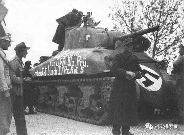 國防軍第501重裝營1連於突尼西亞戰場繳獲的美製「謝爾曼」坦克，另一輛「謝爾曼」坦克則由第5裝甲團1連