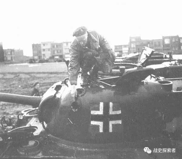 未知地點拍攝的德繳「謝爾曼」坦克背景的這輛「謝爾曼」炮塔側面還有個清晰可見的彈孔