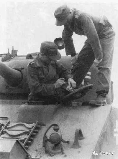 兩名國防軍士兵正在檢查繳獲的「螢火蟲」坦克檢視位置包括：駕駛員用觀察鏡、履帶、車內17磅火炮結構、火