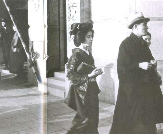 1931年左右，和藝伎同行的「丈夫」