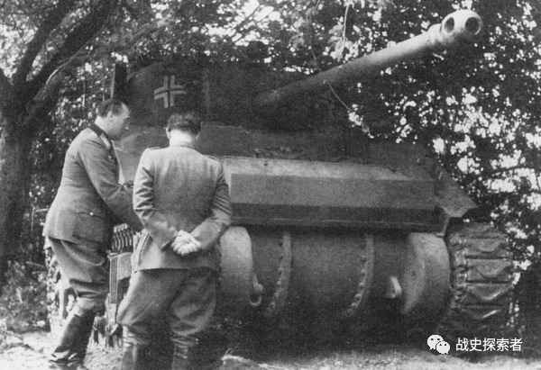 位於屈韋爾維爾與吉貝爾維爾之間戰場的加軍M4A4「螢火蟲」坦克，被德軍繳獲後在炮塔側面塗上了鐵十字標
