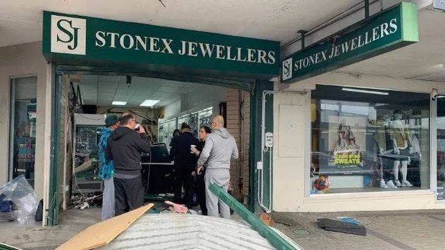 一家23年的老珠寶店也被砸搶