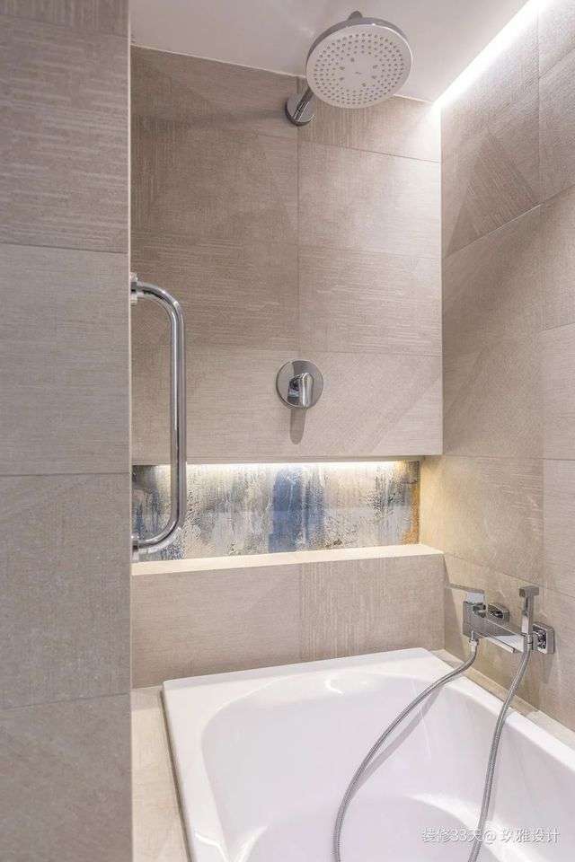 設計浴缸與淋浴一體，將空間利用最大化，背景增設壁龕，可放置沐浴用品