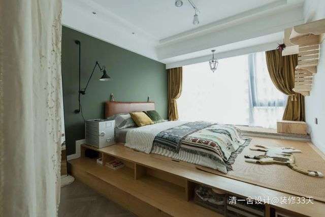 臥室定製地臺代替傳統的床，兼具儲物功能，床尾牆上裝了原木色的貓爬架