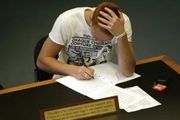 澳洲大學為不及格考生提供二次考試機會，學者質疑：為了收學費