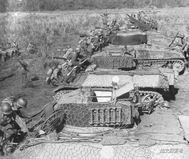 為抵禦日寇的九九式磁性反坦克手雷，出征前，駐印軍坦克兵們都會在座車上掛設此類六角形的鐵絲網