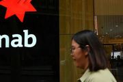 銀行業也要罷工？澳洲 NAB 銀行員工：CEO薪水翻倍，員工加薪6%都困難