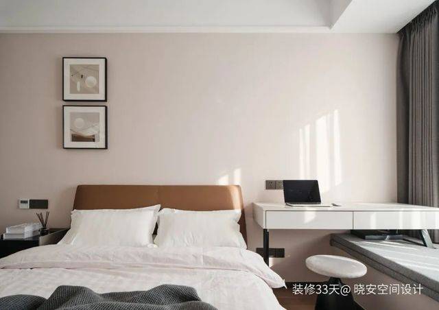 整體選用低飽和度配色，柔粉色牆漆搭配棕色床體，更加契合長輩的喜好，同時為屋主營造更為舒適的睡眠氛圍