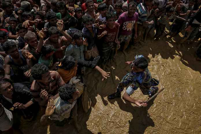 孟加拉國軍人管控羅興亞難民