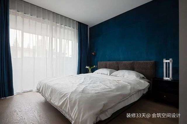 主臥，藍色硬包和窗簾呼應，與純白的床品優雅對話，溫婉典雅高貴大方
