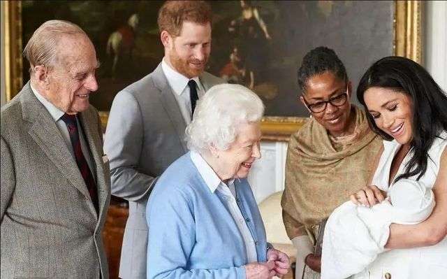 2019年，伊莉莎白女王與菲利普親王看望剛出生的阿奇（法新社圖）