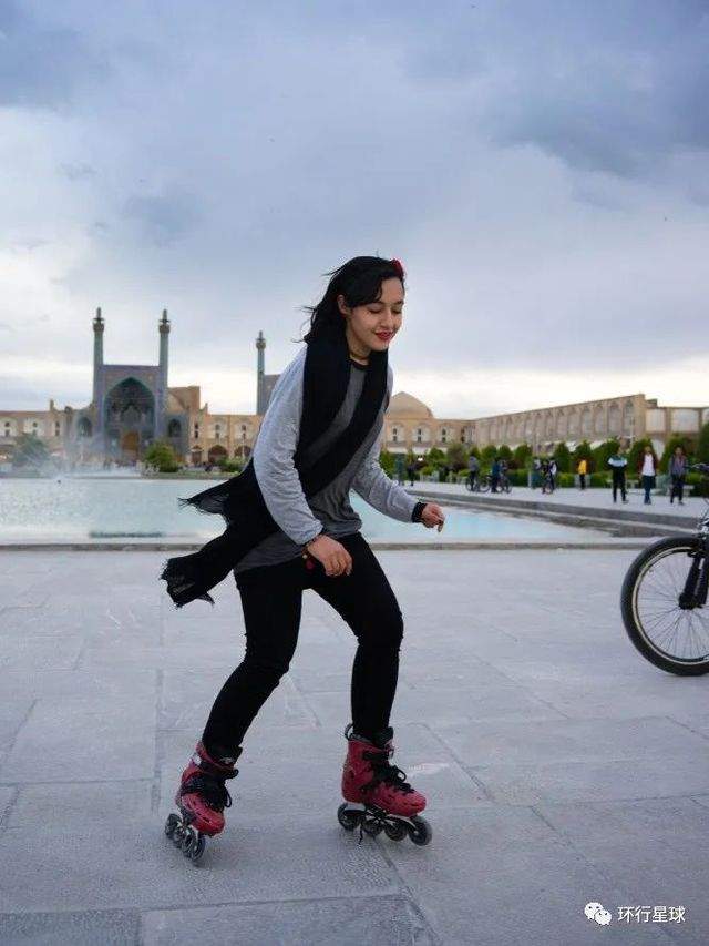 一位正在玩輪滑的伊朗女孩