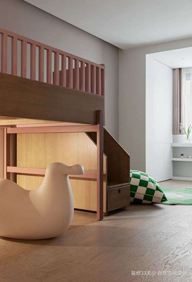 床上提設計，下層留空可以用來娛樂玩耍